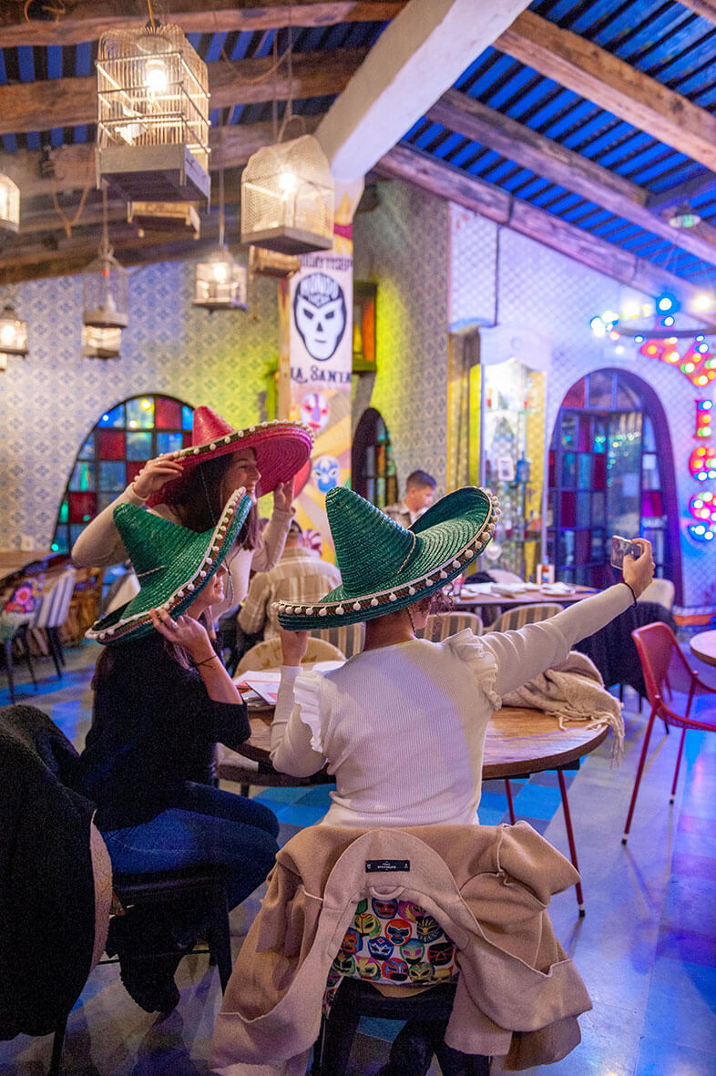 chicas haciendo un selfie en el interior de la santa